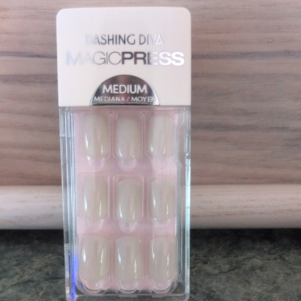 Magic Press Medium Nails - Cream